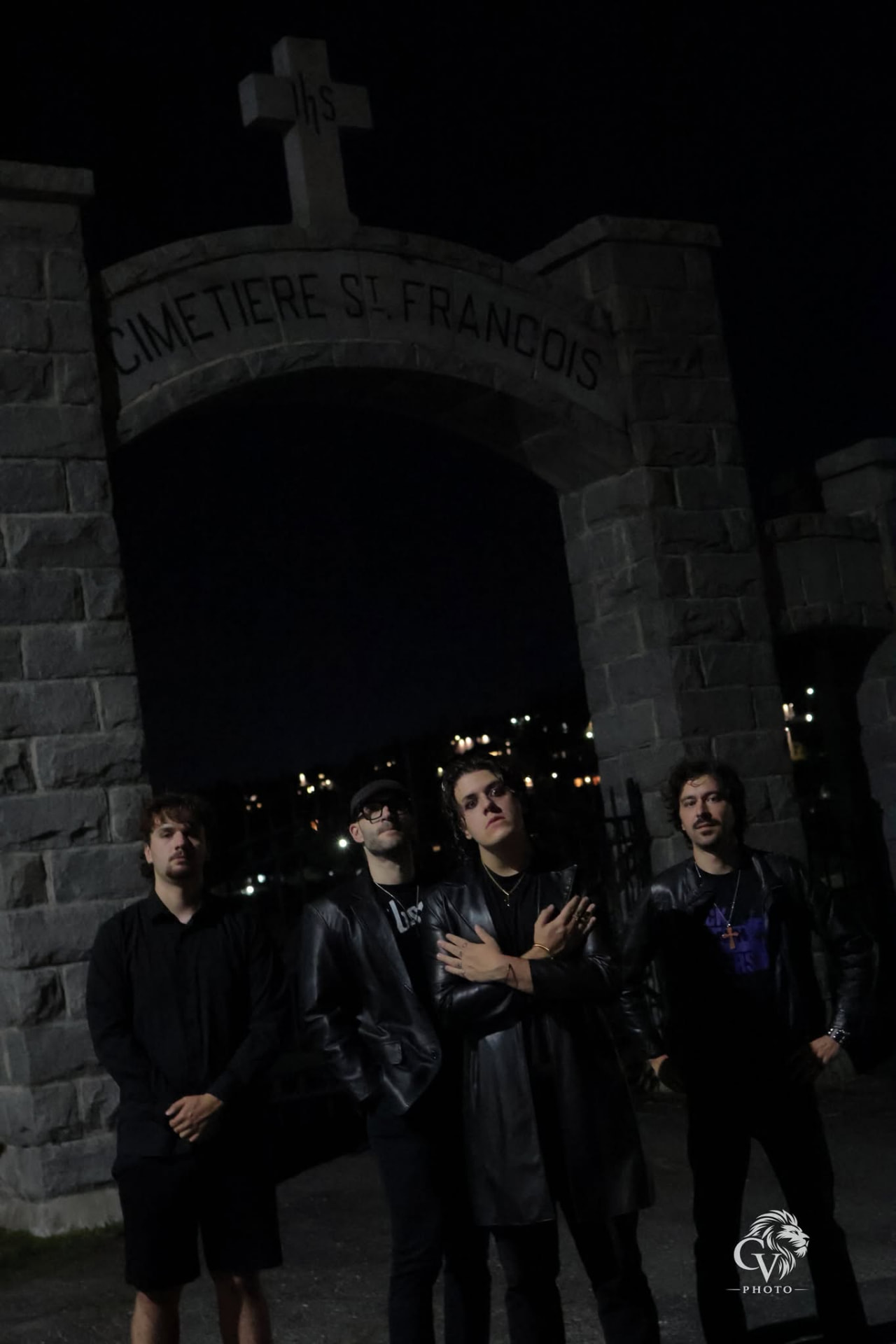 The Madmen sous l'arche du cimetière Saint-François