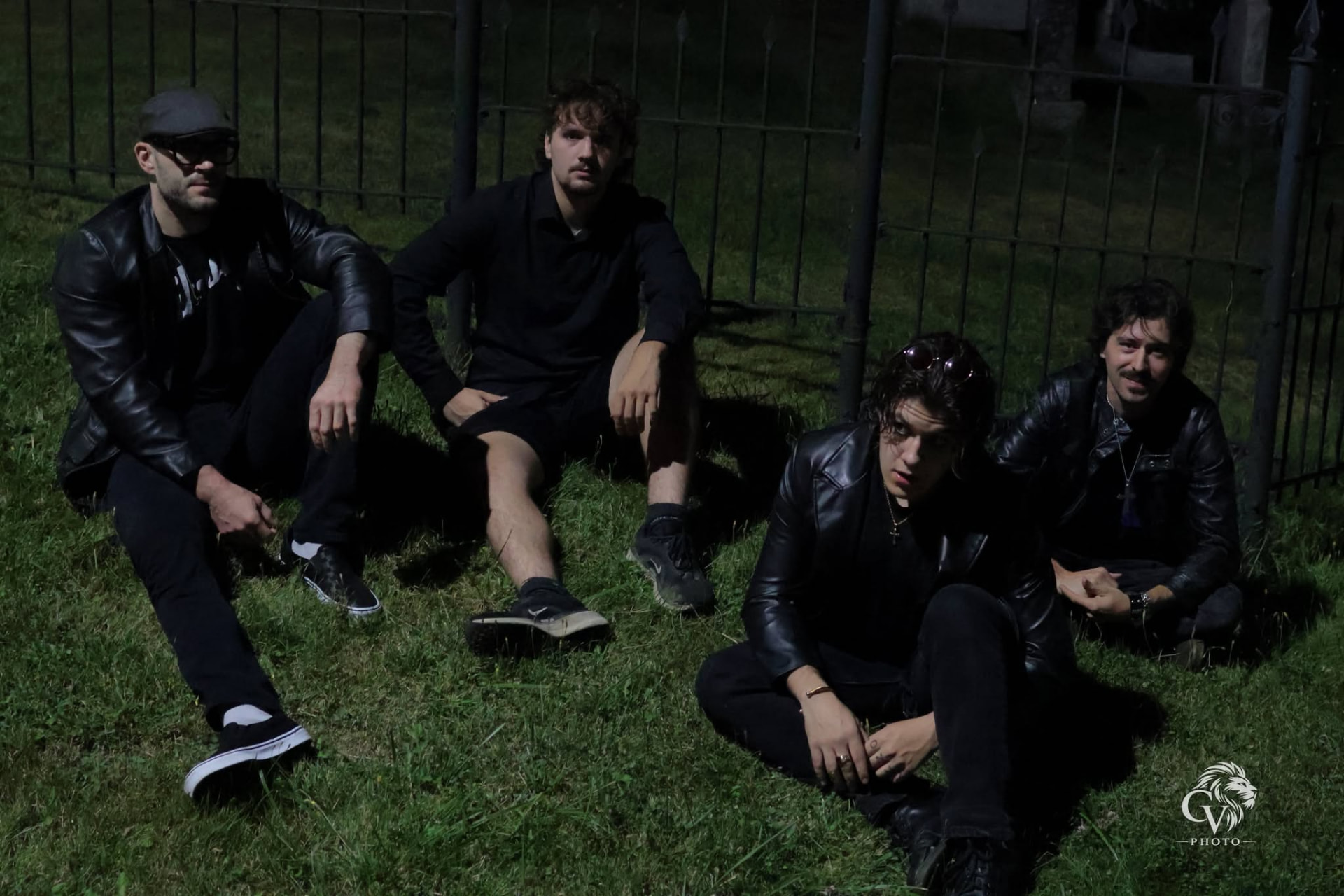 Portrait de The Madmen dans l'herbe du cimetière